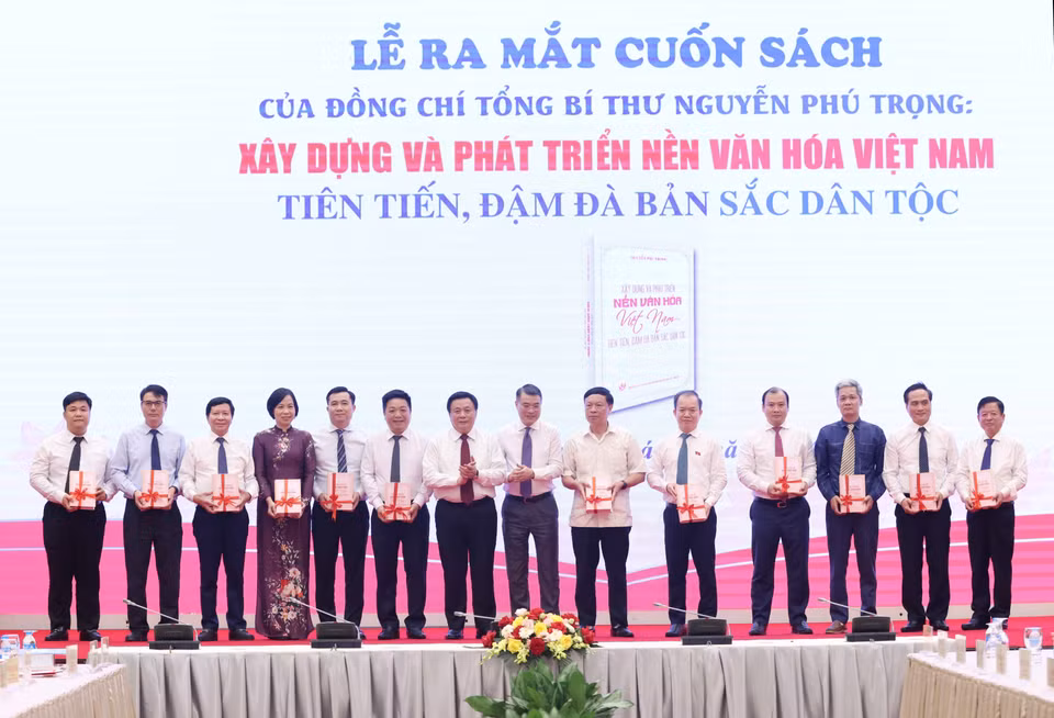 Ông Nguyễn Xuân Thắng, Ủy viên Bộ Chính trị, Giám đốc Học viện Chính trị quốc gia Hồ Chí Minh, Chủ tịch Hội đồng lý luận Trung ương và ông Lê Minh Hưng, Ủy viên Bộ Chính trị, Bí thư Trung ương Đảng, Trưởng Ban Tổ chức Trung ương tặng sách cho lãnh đạo các cơ quan Trung ương. (Ảnh: Phương Hoa/TTXVN)