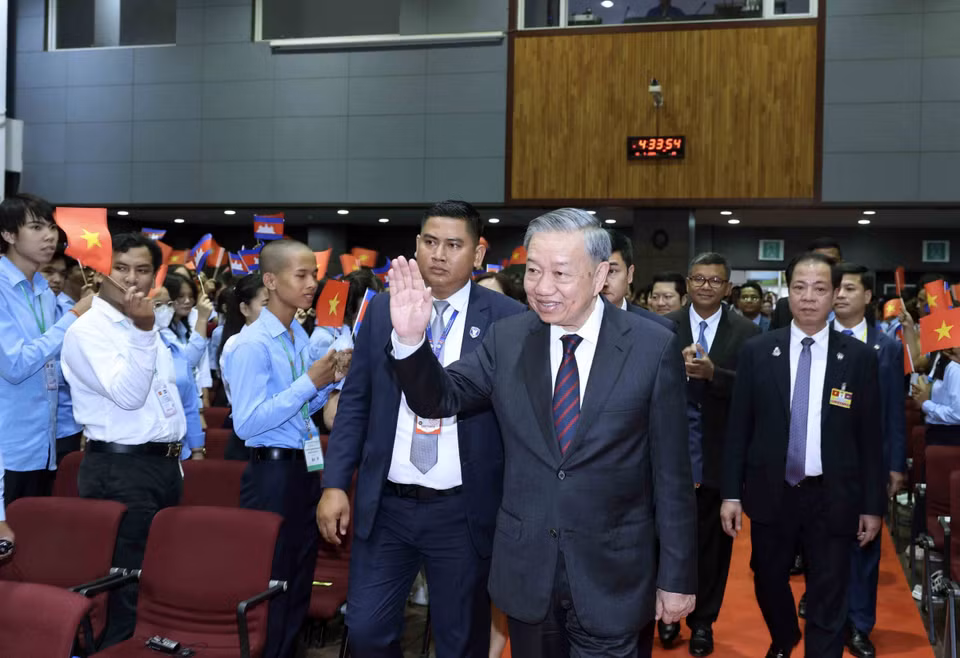 Chủ tịch nước Tô Lâm đến thăm Đại học Hoàng gia Phnom Penh. (Ảnh: Nhan Sáng/TTXVN)