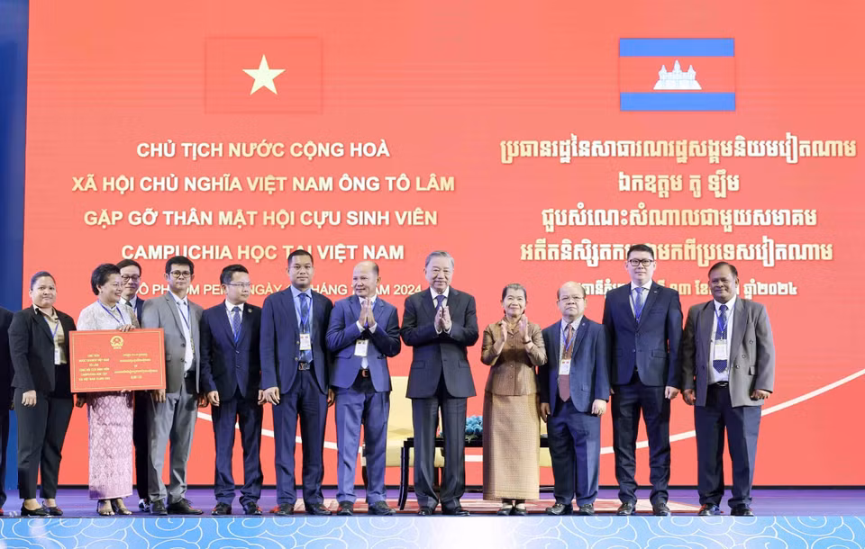 Chủ tịch nước Tô Lâm tặng quà cho Hội Cựu sinh viên Campuchia học tại Việt Nam. (Ảnh: Nhan Sáng/TTXVN)