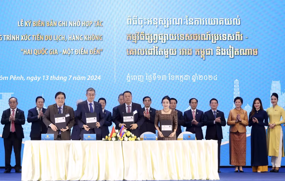 Chủ tịch nước Tô Lâm chứng kiến Lễ ký biên bản ghi nhớ hợp tác Chương trình xúc tiến du lịch, hàng không "Hai quốc gia-Một điểm đến." (Ảnh: Nhan Sáng/TTXVN)
