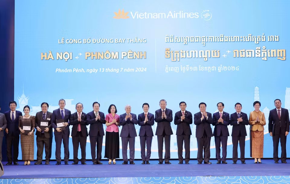 Chủ tịch nước Tô Lâm với các đại biểu tại buổi lễ khai trương đường bay Hà Nội-Phnom Penh (Ảnh: Nhan Sáng/TTXVN)
