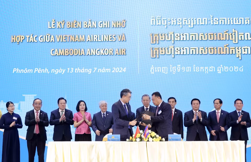 Chủ tịch nước Tô Lâm chứng kiến Lễ ký biên bản ghi nhớ hợp tác giữa Vietnam Airlines và Cambodia Angkor Air. (Ảnh: Nhan Sáng/TTXVN)