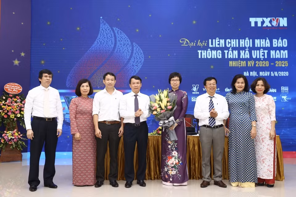 Tổng giám đốc TTXVN Nguyễn Đức Lợi tặng hoa chúc mừng Ban Thường vụ Liên chi hội Nhà báo TTXVN nhiệm kỳ 2020-2025. (Ảnh: Minh Quyết/TTXVN)