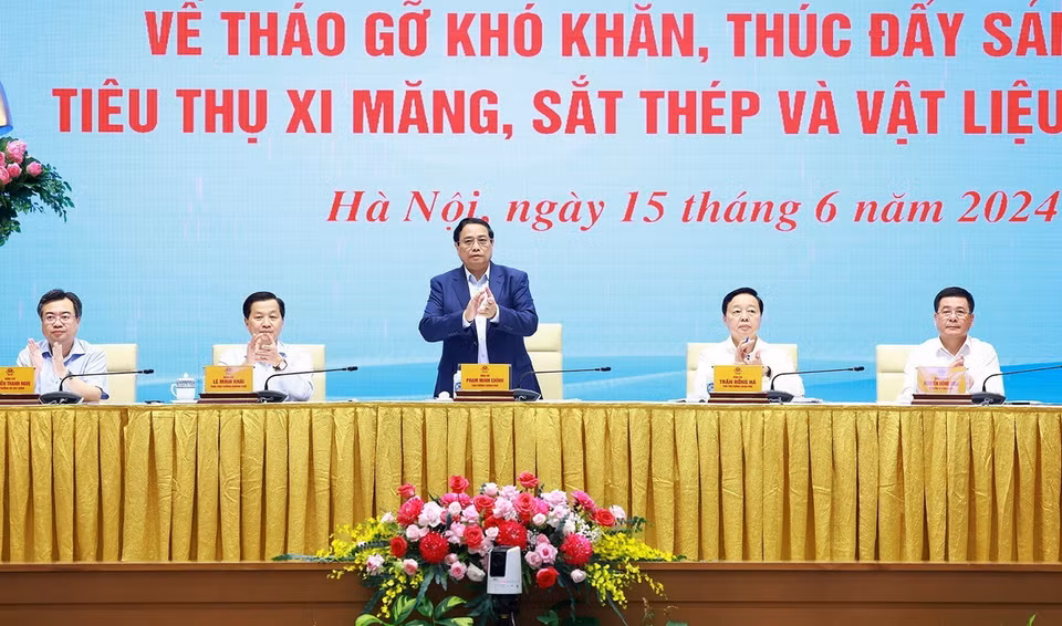 Thủ tướng Phạm Minh Chính chủ trì hội nghị tháo gỡ khó khăn, thúc đẩy sản xuất, tiêu thụximăng, sắt thép và vật liệu xây dựng. (Ảnh: Dương Giang/TTXVN)