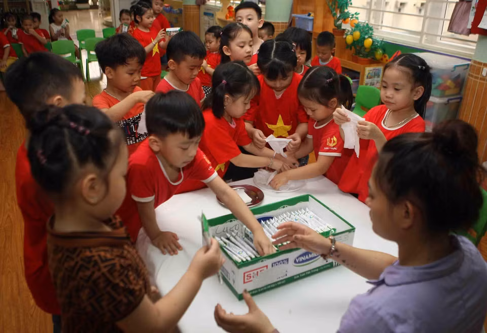 Chương trình Sữa học đường được triển khai trên toàn thành phố, đến nay đã có gần 1 triệu trẻ trong độ tuổi tham gia chương trình (chiếm 90%); nhiều cơ sở giáo dục lên đến 100%. (Ảnh: Thanh Tùng/TTXVN)