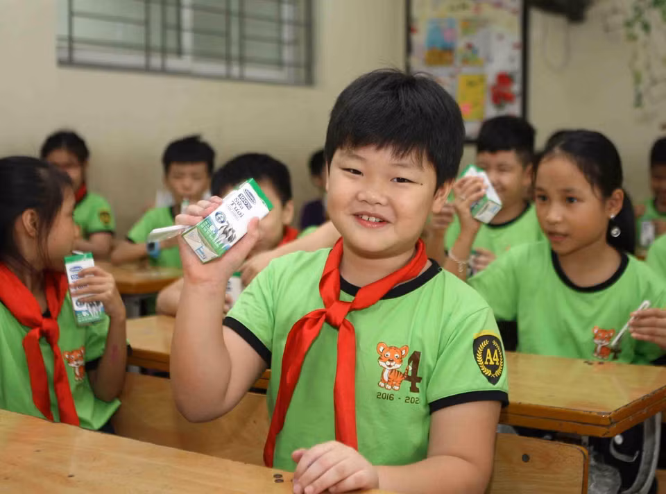 Chương trình Sữa học đường được triển khai trên toàn thành phố, đến nay đã có gần 1 triệu trẻ trong độ tuổi tham gia chương trình (chiếm 90%); nhiều cơ sở giáo dục lên đến 100%. (Ảnh: Thanh Tùng/TTXVN)