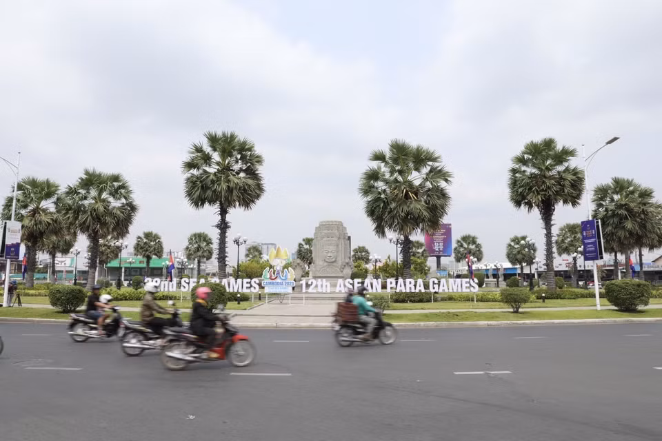 Nhiều tuyến phố tại Phnom Penh được trang hoàng bằng những băng rôn, ápphích đẹp mắt nhằm phục vụ công tác truyền thông, cổ động, chào đón SEA Games 32. (Ảnh: Minh Quyết/TTXVN)