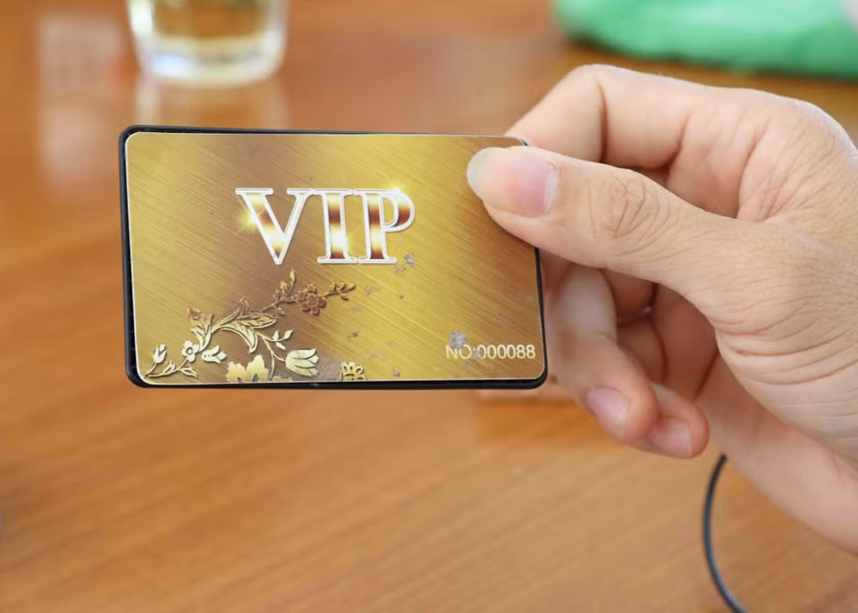 Điện thoại giả dạng thẻ ATM là thiết bị công nghệ gian lận được thí sinh mang vào phòng thi. (Ảnh: Phạm Cường/TTXVN)