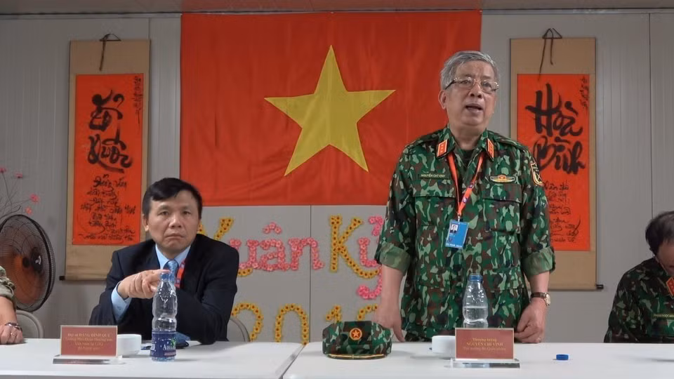Thượng tướng Nguyễn Chí Vịnh, Uỷ viên Trung ương Đảng, Ủy viên thường vụ Quân ủy Trung ương, Thứ trưởng Bộ Quốc phòng, Tổ trưởng Tổ công tác liên ngành - Trưởng Ban Chỉ đạo Bộ Quốc phòng về việc Việt Nam tham gia hoạt động gìn giữ hòa bình (Gìn giữ hòa bình) của Liên hợp quốc dẫn đầu đoàn công tác Việt Nam làm việc với cán bộ, chiến sĩ Bệnh viện dã chiến cấp 2 số 1 của Việt Nam và các sỹ quan Việt Nam đang hoạt động tại Phái bộ Gìn giữ hòa bình Liên hợp quốc (UNMISS) tại Nam Sudan, ngày 26/2/2019. (Ảnh: TTXVN phát)