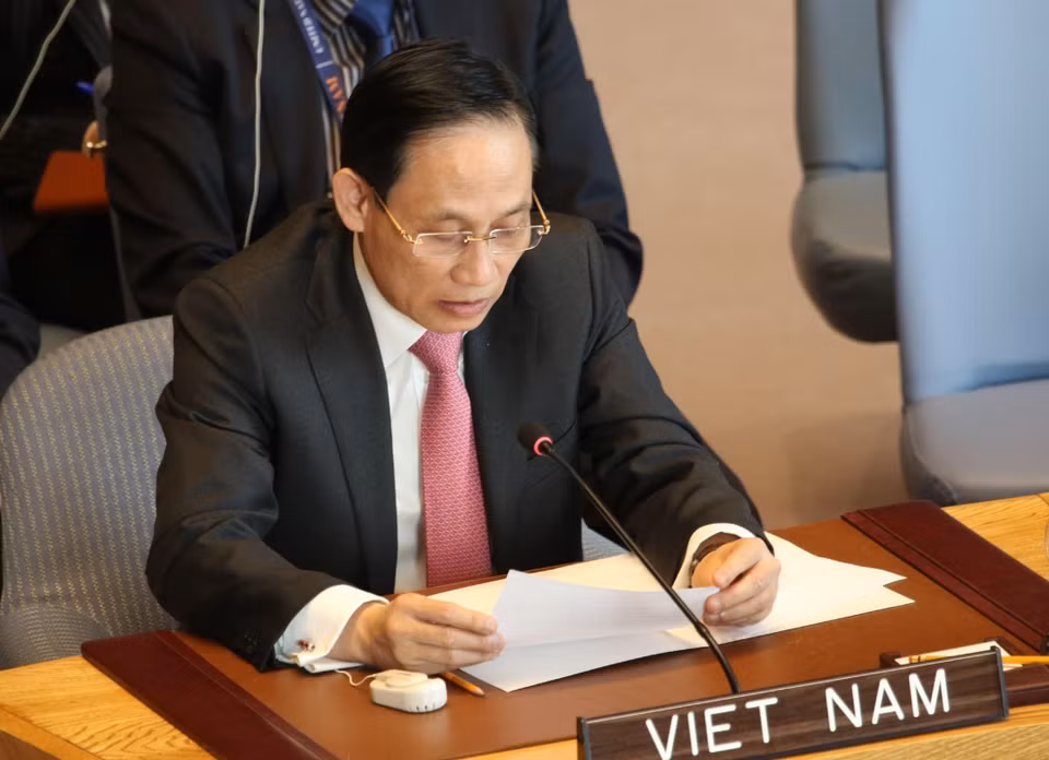 Ngày 11/4/2019, tại trụ sở Liên hợp quốc ở New York (Mỹ), Hội đồng Bảo an Liên hợp quốc tổ chức phiên thảo luận mở với chủ đề 'Phụ nữ trong hoạt động gìn giữ hòa bình của Liên hợp quốc'. Thứ trưởng Bộ Ngoại giao Lê Hoài Trung (ảnh), Trưởng đoàn Việt Nam tham dự và có bài phát biểu tại phiên thảo luận. (Ảnh: Hoài Thanh/TTXVN)