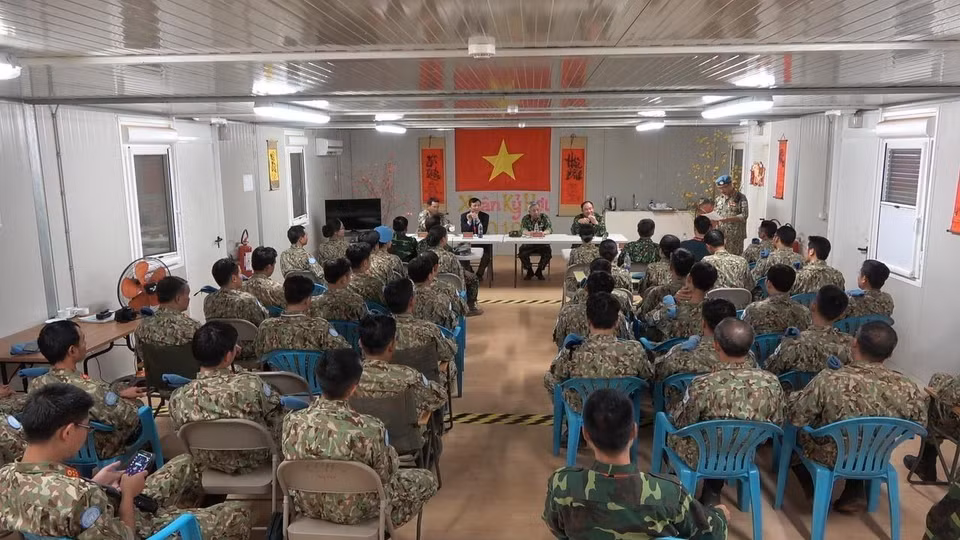 Thượng tướng Nguyễn Chí Vịnh, Uỷ viên Trung ương Đảng, Ủy viên thường vụ Quân ủy Trung ương, Thứ trưởng Bộ Quốc phòng, Tổ trưởng Tổ công tác liên ngành - Trưởng Ban Chỉ đạo Bộ Quốc phòng về việc Việt Nam tham gia hoạt động gìn giữ hòa bình (Gìn giữ hòa bình) của Liên hợp quốc dẫn đầu đoàn công tác Việt Nam làm việc với cán bộ, chiến sĩ Bệnh viện dã chiến cấp 2 số 1 của Việt Nam và các sỹ quan Việt Nam đang hoạt động tại Phái bộ Gìn giữ hòa bình Liên hợp quốc (UNMISS) tại Nam Sudan, ngày 26/2/2019. (Ảnh: TTXVN phát)