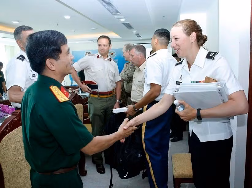 Các chuyên gia tham dự Hội nghị trao đổi chuyên môn lập kế hoạch lần cuối cho huấn luyện thực hành trên bộ trang bị Bệnh viện dã chiến cấp 2, do Trung tâm Gìn giữ hòa bình Việt Nam phối hợp với Đoàn chuyên gia Hoa Kỳ và Vương quốc Anh tổ chức, sáng 8/8/2017, tại Hà Nội. (Ảnh: Văn Điệp/TTXVN)