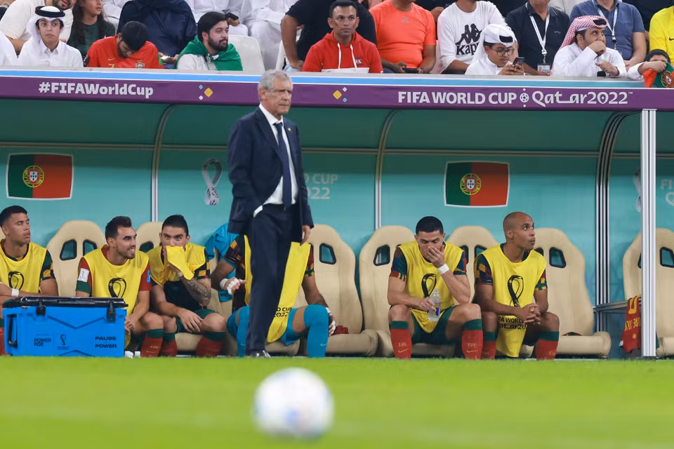 CR7 tỏ ra khá buồn khi phải ngồi ngoài... (Ảnh: Hải An/Vietnam+)