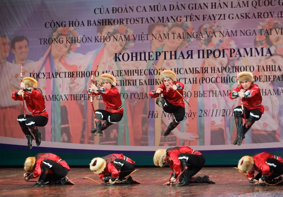 Tiết mục biểu diễn của Đoàn múa dân gian Fayzi Gaskrov tại chương trình. (Ảnh: Thành Đạt/TTXVN)