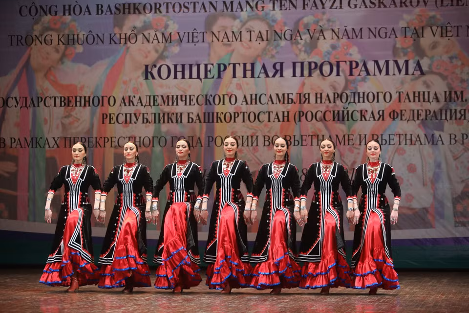 Tiết mục biểu diễn của Đoàn múa dân gian Fayzi Gaskrov tại chương trình. (Ảnh: Thành Đạt/TTXVN)