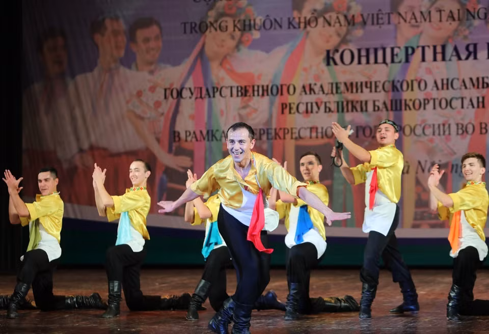 Tiết mục biểu diễn của Đoàn múa dân gian Fayzi Gaskrov tại chương trình. (Ảnh: Thành Đạt/TTXVN)