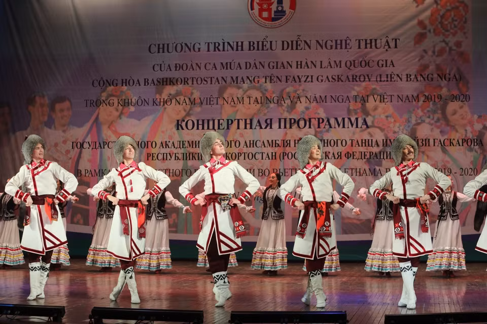 Tiết mục biểu diễn của Đoàn múa dân gian Fayzi Gaskrov tại chương trình. (Ảnh: Thành Đạt/TTXVN)