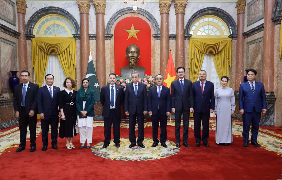 Chủ tịch nước Tô Lâm và Đại sứ Pakistan tại Việt Nam Kohdayar Marri cùng các đại biểu chụp ảnh chung. (Ảnh: Nhan Sáng/TTXVN)
