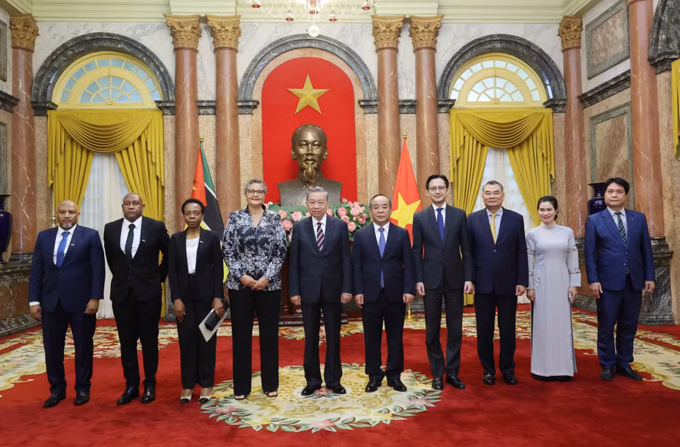 Chủ tịch nước Tô Lâm và Đại sứ Mozambique tại Việt Nam Ilundi Dos Santos cùng các đại biểu chụp ảnh chung. (Ảnh: Nhan Sáng/TTXVN)