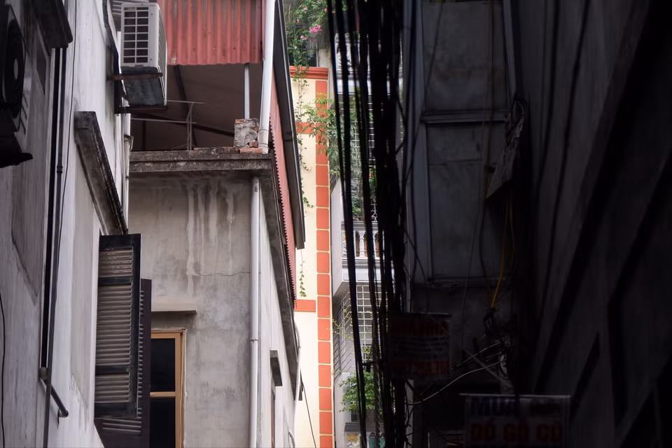 Dây điện chằng chịt trong ngõ nhỏ làm tăng nguy cơ xảy ra chập điện, gây cháy nổ. (Ảnh: PV/Vietnam+)