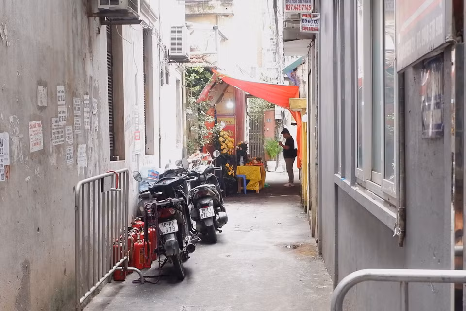 Vụ cháy gây hậu nghiêm trọng khiến 14 người tử vong, 6 người bị thương. Hiện các đơn vị chức năng vẫn đang khẩn trương điều tra, làm rõ nguyên nhân vụ cháy, làm rõ trách nhiệm của các tổ chức, cá nhân có liên quan để xử lý nghiêm theo quy định nếu có. (Ảnh: PV/Vietnam+)
