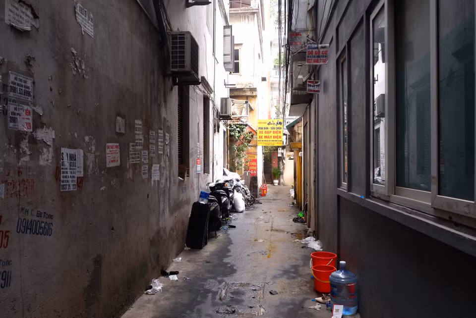 Sáng sớm 24/5, ngôi nhà trọ 3 tầng cho thuê nằm sâu trong con ngõ 43 Trung Kính (Cầu Giấy, Hà Nội) đã xảy ra một vụ hỏa hoạn đặc biệt nghiêm trọng làm ít nhất 14 người tử vong, 3 người bị thương. Việc liên tiếp xảy ra nhiều vụ cháy nghiêm trọng thời gian qua đặt nhiều dấu hỏi về công tác quản lý các mô hình căn hộ nhiều phòng tại Thủ đô. (Ảnh: PV/Vietnam+)