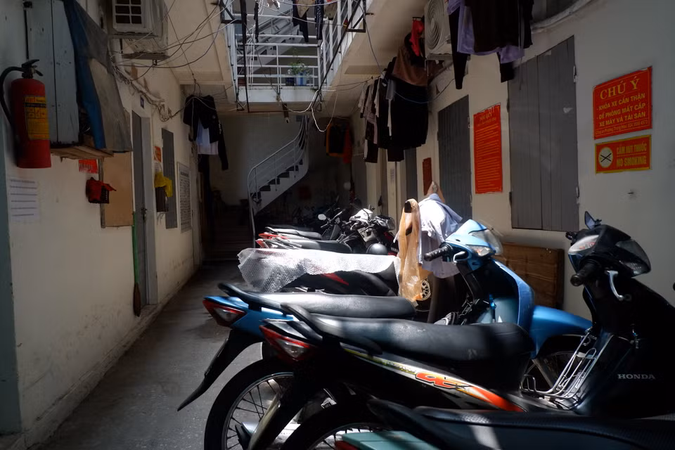 Phần sân của một khu nhà cho thuê chật kín các phương tiện xe máy, xe điện. (Ảnh: PV/Vietnam+)