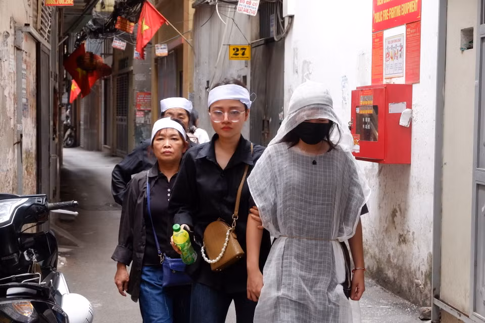 Gia đình người nhà nạn nhân, ai nấy cũng đều mang một nỗi đau xót khôn nguôi. (Ảnh: PV/Vietnam+)