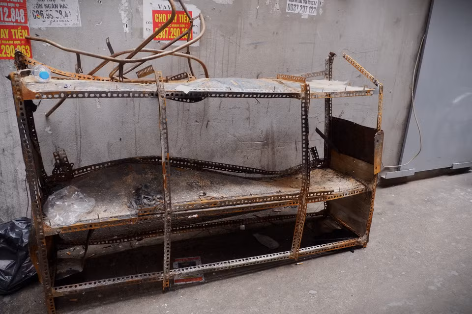 Đến 0 giờ 52 cùng ngày, các đơn vị chức năng đã tiếp cận hiện trường, triển khai chữa cháy, phá khóa cổng chính, phá ô cửa sổ tiếp cận bên trong ngôi nhà và cứu được 7 người mắc kẹt, trong đó có 3 người bị thương được đưa đi cấp cứu... (Ảnh: PV/Vietnam+)