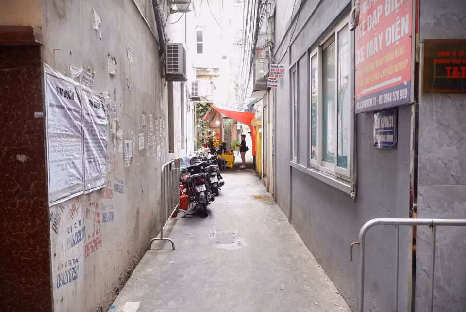 Đã hai ngày kể từ vụ cháy thương tâm xảy ra tại căn nhà số 1, hẻm 31, ngách 98, ngõ 43 phố Trung Kính (quận Cầu Giấy, Hà Nội). Nhiều người dân đã đến thăm hỏi, hỗ trợ cho các gia đình người gặp nạn. (Ảnh: PV/Vietnam+)