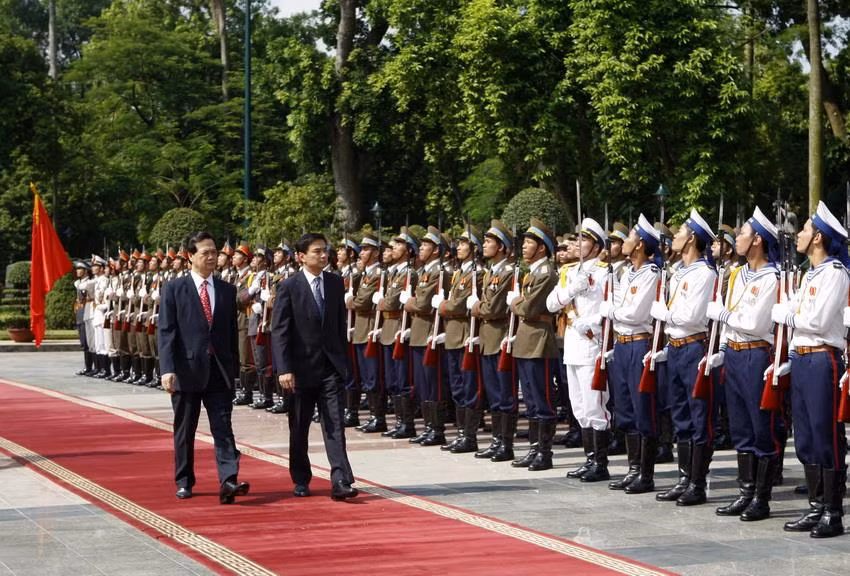 Thủ tướng Nguyễn Tấn Dũng chủ trì Lễ đón Thủ tướng Thái Lan Abhisit Vejjajiva thăm chính thức Việt Nam, ngày 10/7/2009. (Ảnh: Đức Tám/TTXVN)