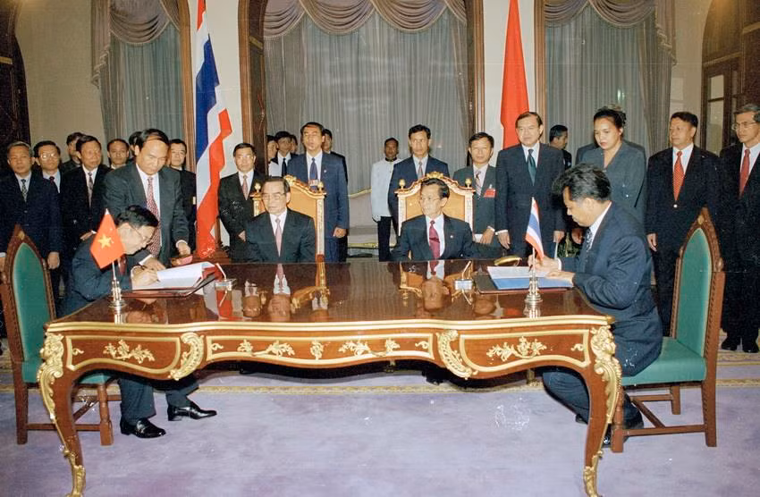 Thủ tướng Thái Lan Chuan Leekpai và Thủ tướng Phan Văn Khải chứng kiến Lễ ký Hiệp định giữa Chính phủ hai nước, trong chuyến thăm chính thức Thái Lan từ ngày 9-12/5/2000. (Ảnh: Thế Thuần/TTXVN)