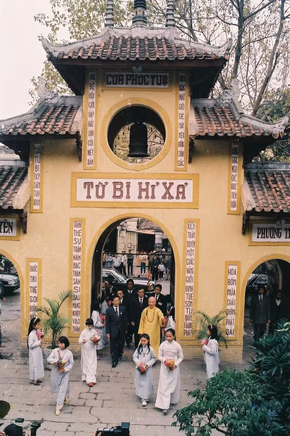 Nhân chuyến thăm chính thức Việt Nam, sáng 17/3/1994, Thủ tướng Thái Lan Chuan Leekpai đến thăm chùa Quán Sứ (Hà Nội). (Ảnh: Minh Đạo/TTXVN)
