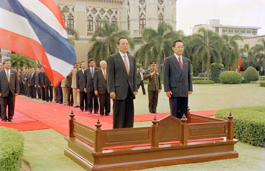 Thủ tướng Chuan Leekpai, chủ trì Lễ đón Thủ tướng Phan Văn Khải thăm chính thức Thái Lan từ ngày 9-12/5/2000. (Ảnh: Thế Thuần/TTXVN)
