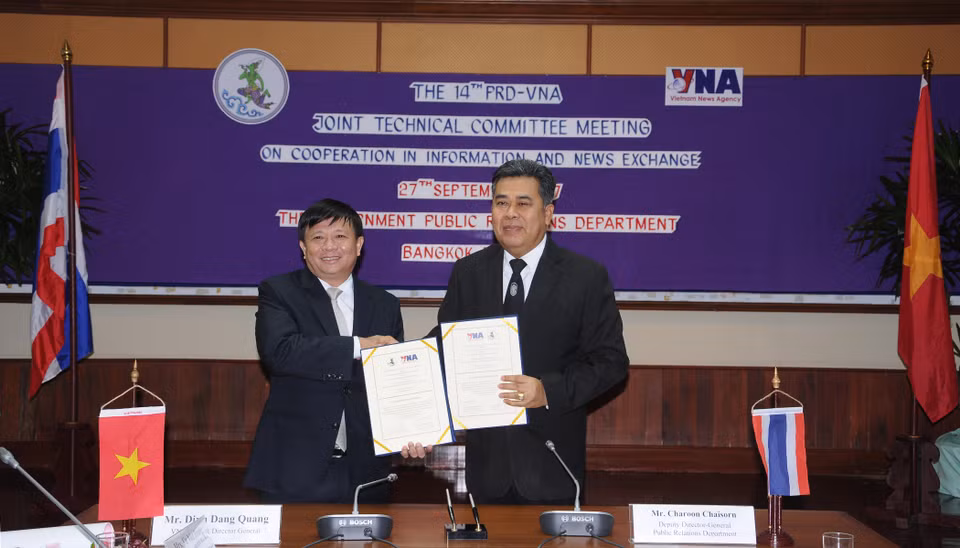 Phó Tổng giám đốc Đinh Đăng Quang và người đồng cấp Cục quan hệ công chúng Thái Lan (PRD) Charoon Chaisorn ký Biên bản Kỳ họp Ủy ban kỹ thuật hỗn hợp lần thứ 14 giữa Thông tấn xã Việt Nam và Cục quan hệ công chúng Thái Lan, ngày 27/9/2017, tại Bangkok. (Ảnh: TTXVN)