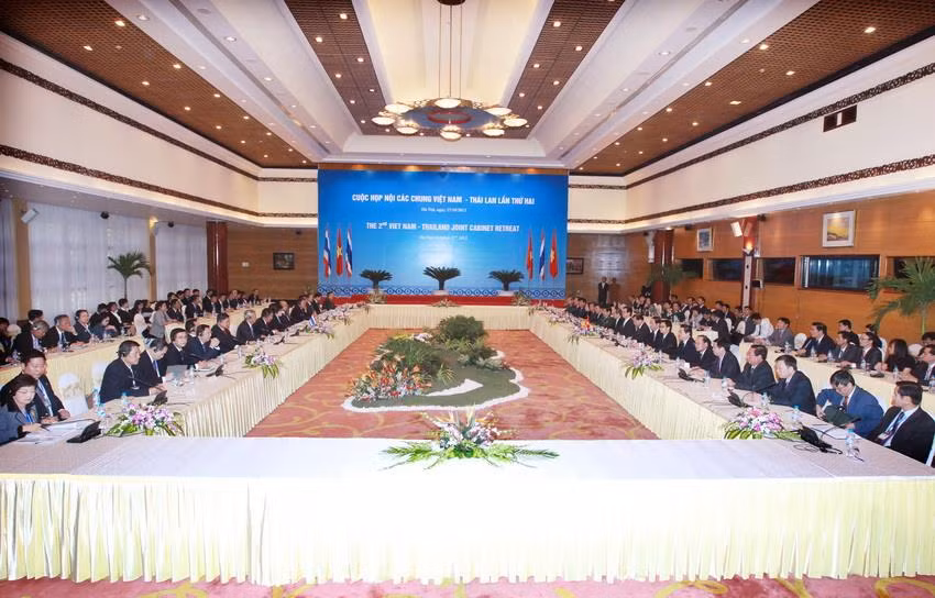Năm 2012, hai nước tiến hành cuộc họp Nội các chung Việt Nam-Thái Lan lần thứ 2, với một cột mốc nổi bật là việc ký kết 'Tuyên bố chung về Tầm nhìn an ninh Thái Lan-Việt Nam giai đoạn 2012-2016'. Trong ảnh: Cuộc họp Nội các chung lần thứ hai Việt Nam-Thái Lan, ngày 27/10/2012, tại Hà Nội, dưới sự đồng chủ trì của Thủ tướng Nguyễn Tấn Dũng và Thủ tướng Thái Lan Yingluck Shinawatra. (Ảnh: Đức Tám/TTXVN)