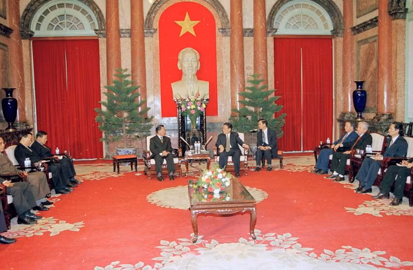 Chủ tịch nước Trần Đức Lương tiếp Phó Thủ tướng kiêm Bộ trưởng Nội vụ Thái Lan Sanan Kachornprasart thăm Việt Nam, ngày 4/3/1999, tại Phủ Chủ tịch. (Ảnh: Trọng Nghiệp/TTXVN)