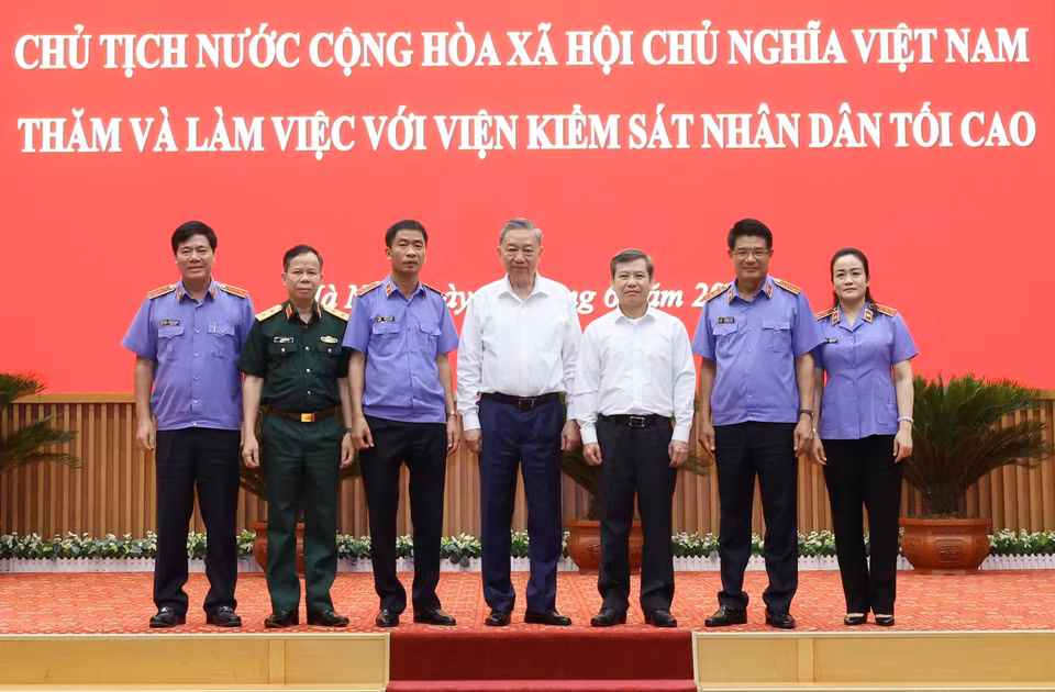 Chủ tịch nước Tô Lâm với lãnh đạo Viện Kiểm sát nhân dân tối cao. (Ảnh: Nhan Sáng/TTXVN)