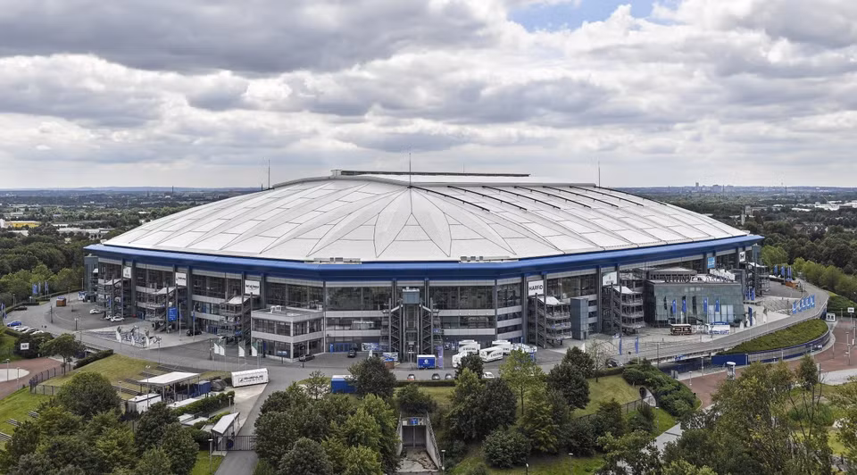 AufSchalke Arena có sức chứa 50.000 chỗ ngồi, là nơi sẽ diễn ra 4 trận đấu, trong đó tâm điểm chính là màn chạm trán giữa Tây Ban Nha với Italy ở vòng bảng. (Nguồn: AP)