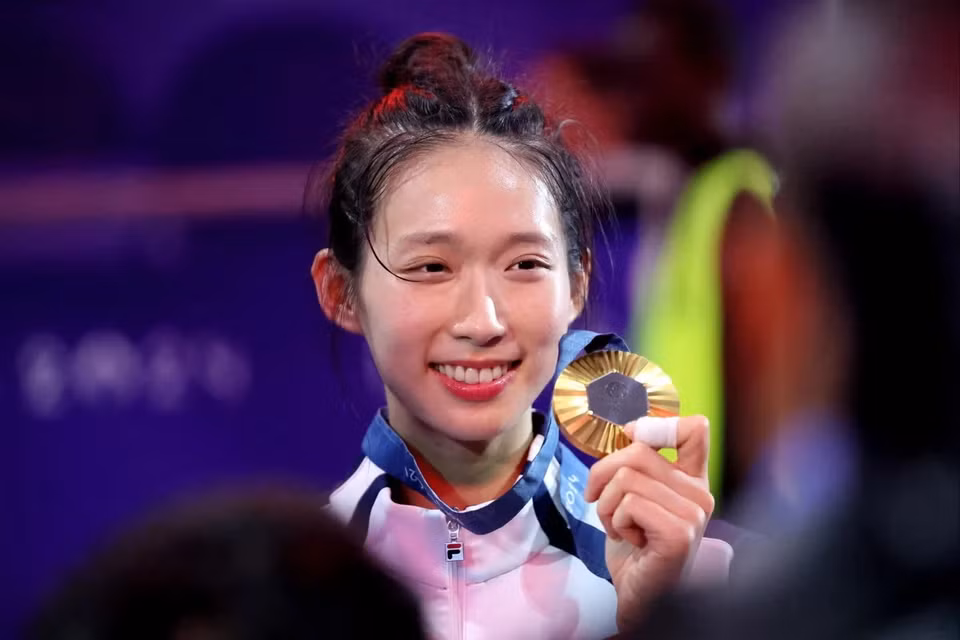 Nữ kiếm thủ Vivian Kong Hong Kong (Trung Quốc) rạng ngời bên tấm huy chương Vàng Olympic Paris 2024. (Nguồn: AP)
