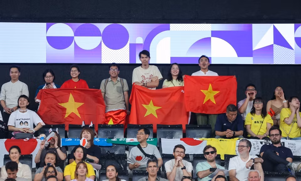 Các cổ động viên Việt Nam cổ vũ cho Thùy Linh ở nhà thi đấu Arena Porte de La Chapelle. (Ảnh: Hoàng Linh/TTXVN)