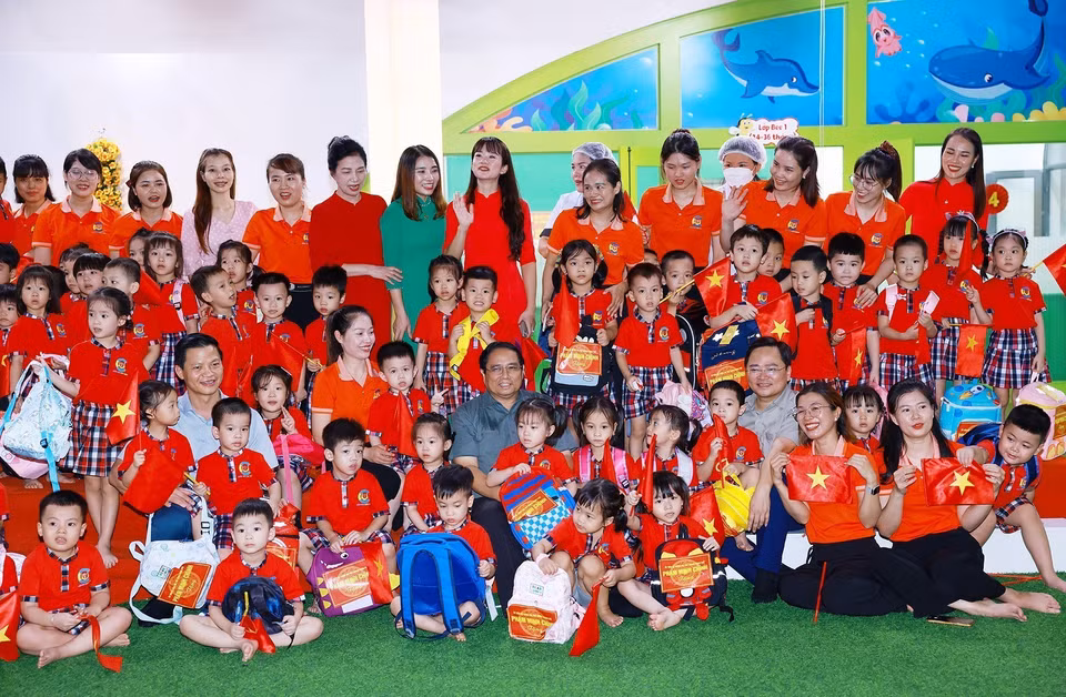 Thủ tướng Phạm Minh Chính với giáo viên và học sinh trường mầm non Cát Tường trong khu nhà ở xã hội tại thành phố Bắc Ninh. (Ảnh: Dương Giang/TTXVN)