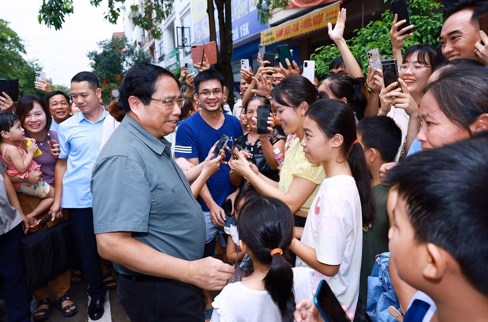 Thủ tướng Phạm Minh Chính với người dân Khu nhà ở xã hội tại thành phố Bắc Ninh. (Ảnh: Dương Giang/TTXVN)