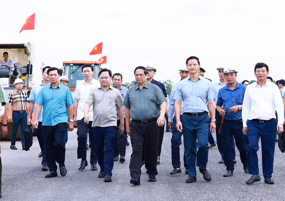 Thủ tướng Phạm Minh Chính kiểm tra tiến độ dự án đầu tư xây dựng đường Vành đai 4-Vùng Thủ đô đoạn qua tỉnh Bắc Ninh. (Ảnh: Dương Giang/TTXVN)