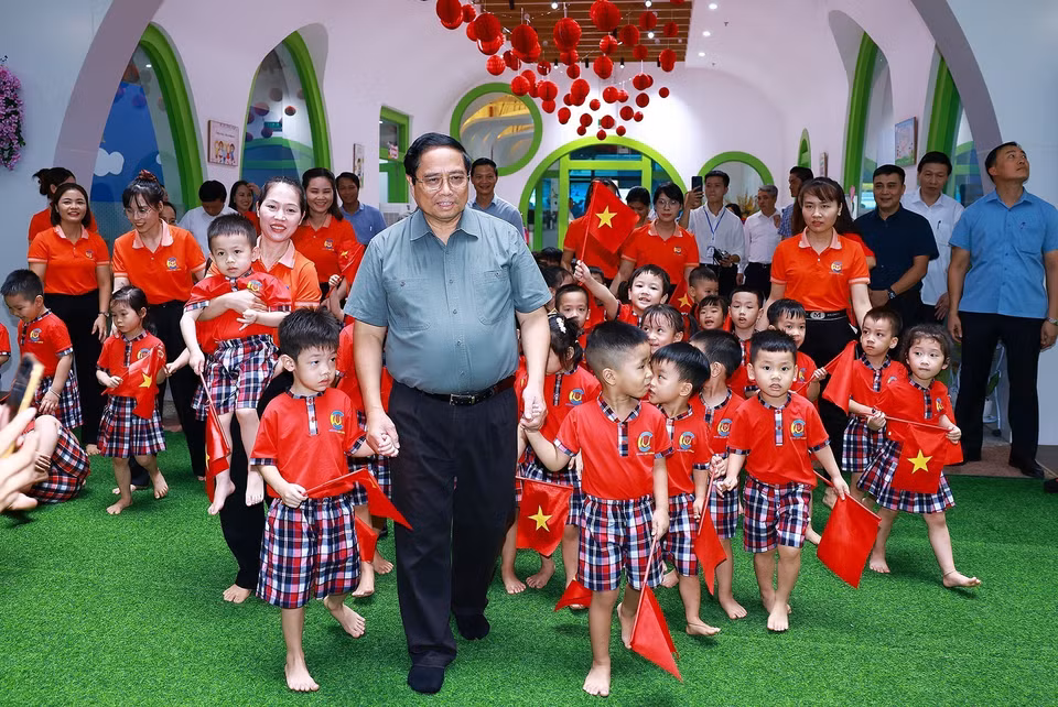 Thủ tướng Phạm Minh Chính thăm giáo viên và học sinh trường mầm non Cát Tường trong khu nhà ở xã hội tại thành phố Bắc Ninh. (Ảnh: Dương Giang/TTXVN)