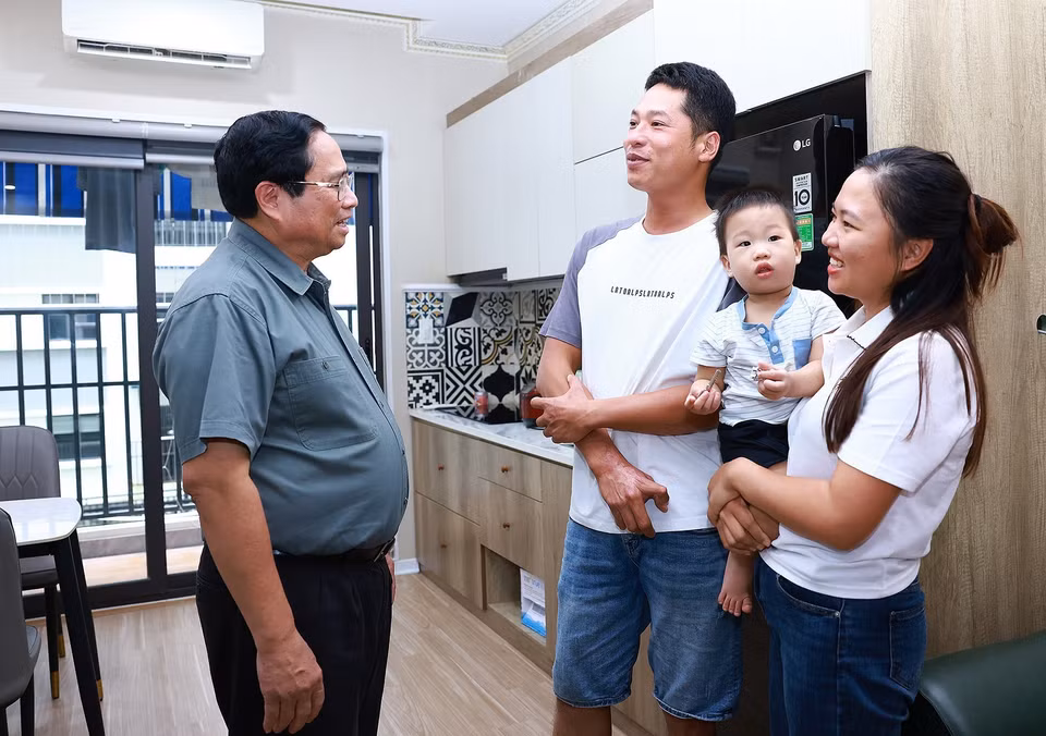 Thủ tướng Phạm Minh Chính thăm một hộ gia đình trẻ tại khu nhà ở xã hội của thành phố Bắc Ninh. (Ảnh: Dương Giang/TTXVN)