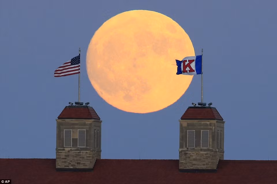 Siêu Trăng xuất hiện trên nóc tòa nhà Trường đại học Kansas, Mỹ. (Nguồn: AP)