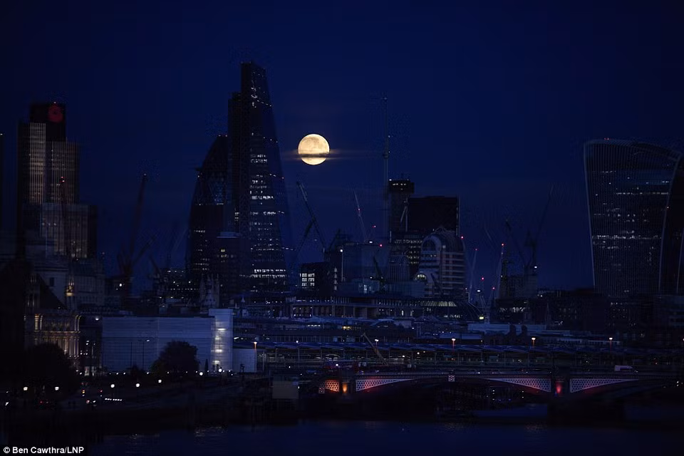 Siêu Trăng ở khu vực trung tâm tài chính của London. (Ảnh: LNP)