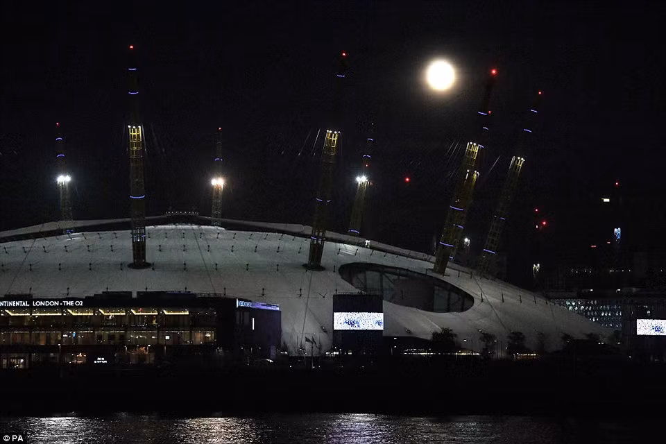 Những người dân gần sân vận động 02 Arena, London, Anh thưởng thức Siêu Trăng. (Nguồn: PA)