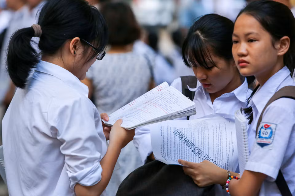 Sự lo lắng xuất hiện trên gương mặt của nhiều thí sinh. (Ảnh: Minh Sơn/Vietnam+)